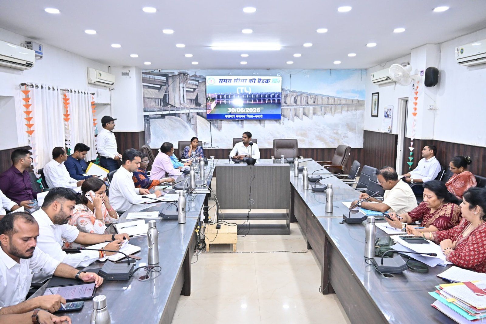 समय-सीमा बैठक में कलेक्टर सख्त, स्कूलों में लापरवाही पर कार्रवाई और केज व्हील ट्रैक्टरों पर कार्यवाही करने के निर्देश
