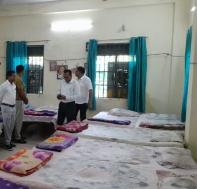 कलेक्टर एवं वरिष्ठ पुलिस अधीक्षक ने शासकीय बाल संप्रेक्षण गृह का किया निरीक्षण, सुरक्षा व्यवस्था सुदृढ़ करने दिए आवश्यक निर्देश बच्चों से आत्मीय संवाद कर भोजन, स्वास्थ्य एवं शिक्षा व्यवस्था की ली जानकारी, सुरक्षा मानकों का कड़ाई से पालन सुनिश्चित करने के दिए निर्देश