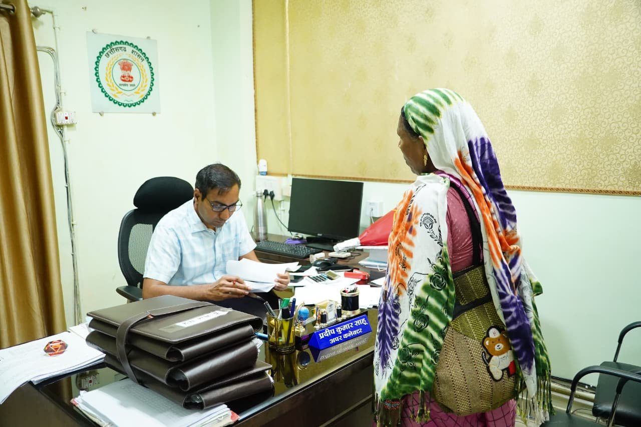 अपर कलेक्टर  प्रदीप साहू ने जनदर्शन में सुनी आमजनों की समस्याएँ अधिकारियों को समयबद्ध एवं पारदर्शी निराकरण के दिए निर्देश