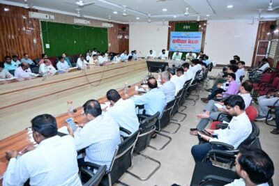 प्रभारी सचिव अंकित आनंद ने जिले के विकास कार्यों की समीक्षा स्वास्थ्य शिक्षा, अधोसंरचना, निर्माण कार्य, कृषि उन्नति, पेंशन,राशन और अन्य कार्यों की ली जानकारी किसानों को आर्थिक रूप से मजबूत करने के दिए निर्देश दिव्यांग और चलने फिरने में असमर्थ हितग्राहियों को उनके घर जाकर बीसी सखी के माध्यम से पेंशन भुगतान करें