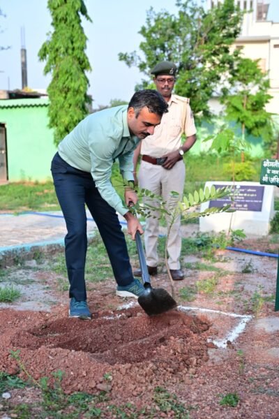 प्रभारी सचिव  अंकित आनंद ने मातृत्व वन में ‘एक पेड़ माँ के नाम’ अभियान के तहत किया पौधरोपण माता के सम्मान के साथ पर्यावरण संरक्षण का दिया संदेश