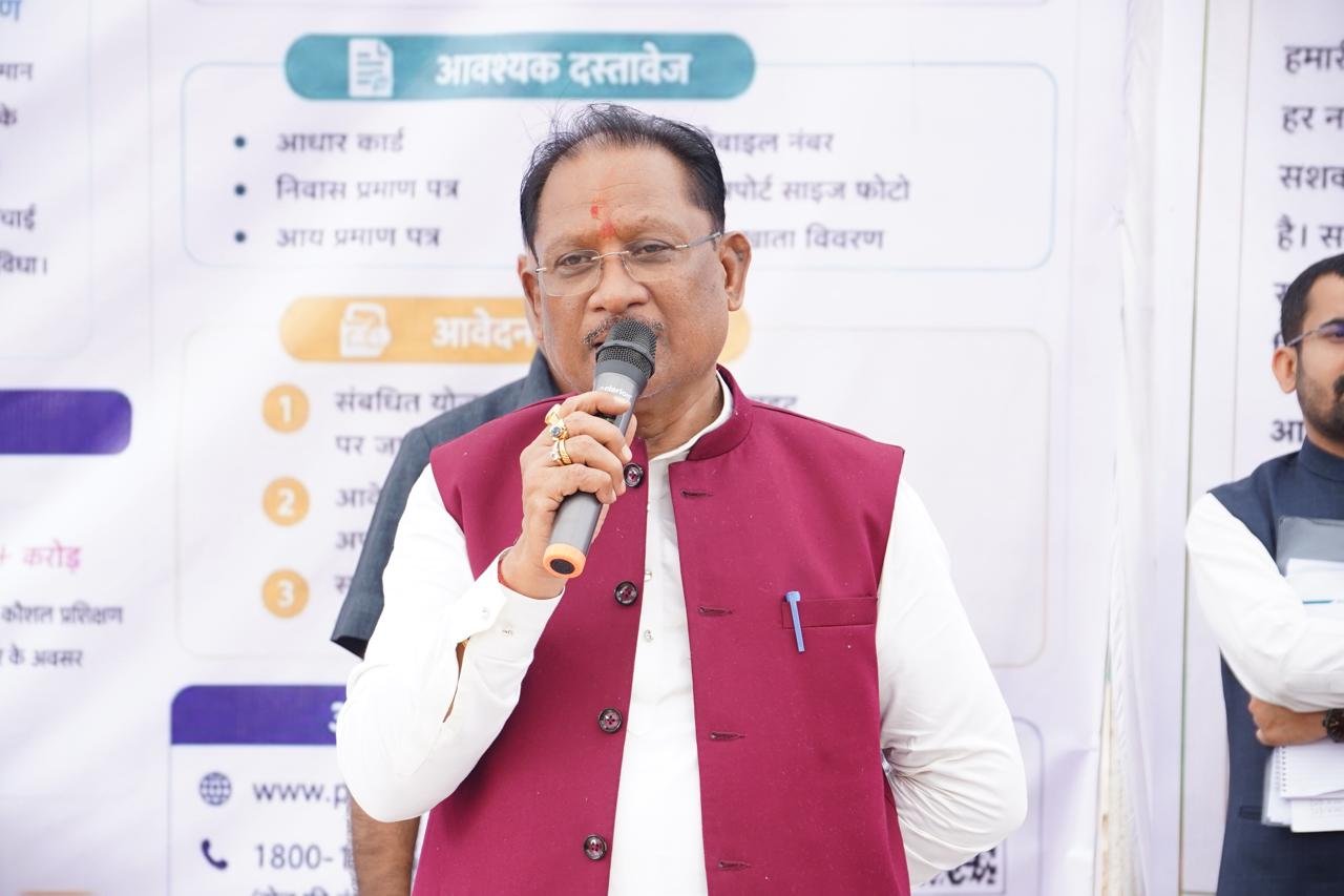 मुख्यमंत्री ने कुनकुरी जनपद पंचायत परिसर में जनकल्याण शिविर का अवलोकन किया