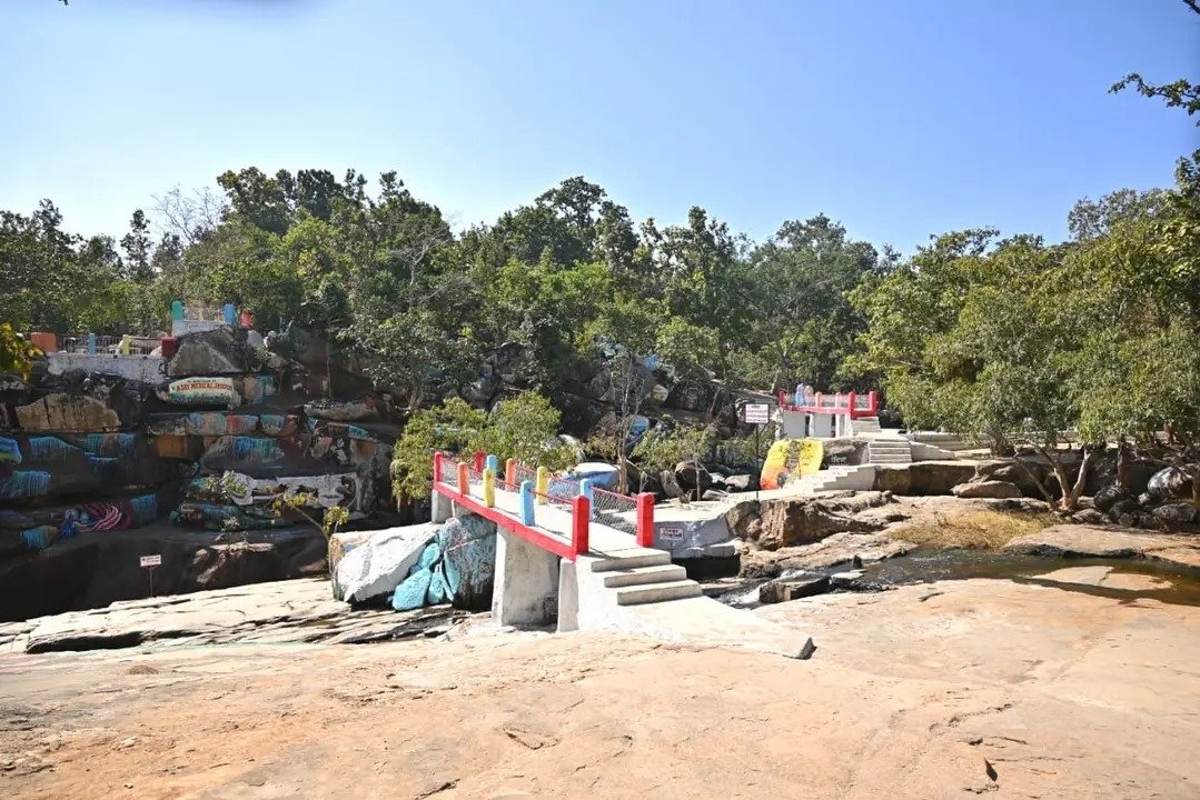 प्रकृति और सुंदर झरनों का आनंद लेने एक बार प्रसिद्ध पर्यटन स्थल रानीदाह का भ्रमण जरूर करें