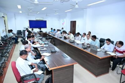 कलेक्टर  रोहित व्यास ने ग्राम पंचायतों में संचालित विकास योजनाओं की समीक्षा की किसानों को समय पर खाद-बीज उपलब्ध कराने के निर्देश, अनियमितता पर होगी सख्त कार्रवाई सीएम हेल्पलाइन के माध्यम से प्राप्त शिकायतों के समयबद्ध एवं गुणवत्तापूर्ण निराकरण करें सुनिश्चित