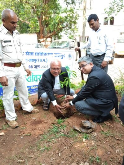 विश्व पर्यावरण दिवस पर जिला न्यायालय परिसर में हुआ वृक्षारोपण पर्यावरण संरक्षण का दिया संदेश, अधिक से अधिक पौधे लगाने के लिए किया गया प्रेरित