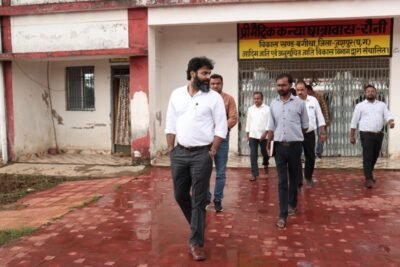 कलेक्टर   रोहित व्यास ने नए शैक्षणिक सत्र में शिक्षा व्यवस्था की कसावट के लिए छात्रावास का किया निरीक्षण