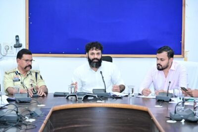 कलेक्टर  रोहित व्यास ने सड़क निर्माण कार्यों में तेजी लाने निर्माण एंजेसियों सहित अन्य विभागों की ली समीक्षा बैठक बेहतर समन्वय स्थापित कर कार्य करने पर जोर, मुआवजा सहित अन्य प्रकरणों का समयबद्ध निराकरण के निर्देश सड़क सुरक्षा को प्राथमिकता, ब्लैक स्पॉट में संकेतक बोर्ड, रिफ्लेक्टिव रोड मार्किंग सहित अन्य आवश्यक तकनीकी सुधार करने को कहा