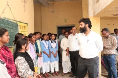कलेक्टर रोहित व्यास ने शासकीय उच्चतर माध्यमिक विद्यालय रौनी का किया निरीक्षण विद्यार्थियों की नियमित उपस्थिति सुनिश्चित कराने, परिसर की स्वच्छता बनाए रखने दिए निर्देश