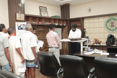 कलेक्टर  रोहित व्यास ने जनदर्शन में सुनी लोगों की समस्याएं आवेदनों के गुणवत्तापूर्ण निराकरण एवं समस्याओं के त्वरित समाधान के दिए निर्देश