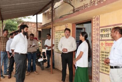 ग्रामीण स्वास्थ्य सेवाओं की गुणवत्ता सुनिश्चित करने कलेक्टर रोहित व्यास ने उप स्वास्थ्य केंद्र रौनी का किया निरीक्षण