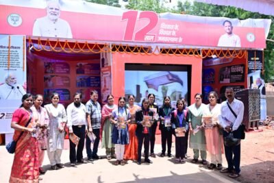 फोटो प्रदर्शनी में दूसरे दिन भी उमड़ी विद्यार्थियों और आमजनों की भीड़ प्रधानमंत्री के 12 वर्षों की विकास यात्रा को जाना