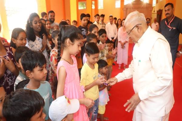 राज्यपाल पटेल ने अपना जन्म दिवस बच्चों के साथ मनाया