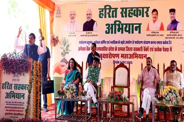प्रकृति मित्र बनकर धरती माता का आंगन हरा-भरा रखने के लिए लगायें पेड़ : मुख्यमंत्री डॉ. यादव