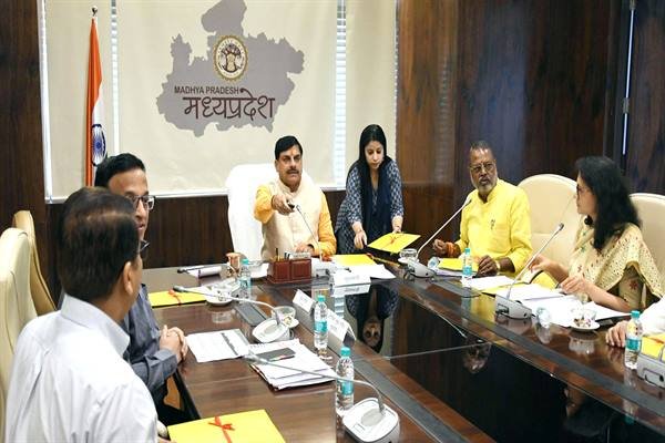 बुजुर्गों और असहाय लोगों का आदर करना हमारा धर्म : मुख्यमंत्री डॉ. यादव