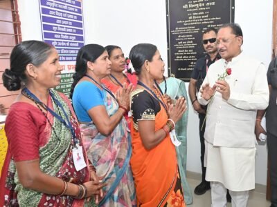 गाँव के द्वार पहुँची डिजिटल सरकार : बड़ेकनेरा का ‘सेवा सेतु’ मॉडल बना ग्रामीण सुशासन की नई मिसाल – मुख्यमंत्री श्री विष्णुदेव साय मुख्यमंत्री ने अटल डिजिटल सुविधा केंद्र का किया निरीक्षण, ग्रामीणों से लिया योजनाओं के प्रभाव का फीडबैक अब प्रमाण पत्र से लेकर बैंकिंग, बीमा, पेंशन और ऑनलाइन सेवाएं गांव में ही उपलब्ध