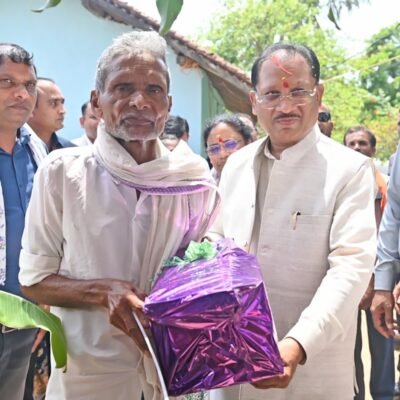 कच्चे घर की चिंता से मिली मुक्ति, अब चैन की नींद सोएगा चमन लाल का परिवार  मुख्यमंत्री  विष्णु देव साय ने कराया गृह प्रवेश  पक्का घर, सौर ऊर्जा और योजनाओं का संबल -एक परिवार की जिंदगी में आया बड़ा बदलाव