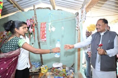 जब मुख्यमंत्री रुके एक छोटी-सी किराना दुकान पर… और सामने थी बदलाव की बड़ी कहानी  कभी बंदूक थामने वाले मासा तामो और जयमोती आज चला रहे हैं अपनी दुकान  मुख्यमंत्री  विष्णु देव साय ने पानी की बोतल खरीदकर बढ़ाया हौसला, कहा- यही है नए बीजापुर की तस्वीर