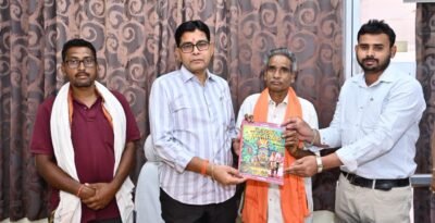 पद्मश्री जागेश्वर यादव का जीवन सेवा, समर्पण और मानवता का उच्चतम आदर्श” — मंत्री श्री टंक राम वर्मा  ​’बिरहोर जननायक’ पुस्तक का विमोचन: मंत्री  टंक राम वर्मा को लेखक डॉ. लोकेश पटेल ने भेंट की प्रति