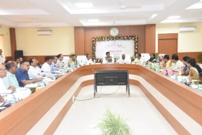 कैबिनेट मंत्री एवं जिले के प्रभारी मंत्री श्री ओपी चौधरी की अध्यक्षता में जिला स्तरीय विभागीय समीक्षा बैठक संपन्न शासन की महत्वपूर्ण योजनाओं का लाभ अंतिम छोर के व्यक्ति तक पहुंचे, जनप्रतिनिधि और प्रशासनिक अधिकारी आपसी समन्वय के साथ करें कार्य-मंत्री श्री ओपी चैधरी किसानों को समय पर पर्याप्त खाद बीज उपलब्धता सुनिश्चित करने दिए निर्देश राजस्व प्रकरणों के निराकरण में तेजी लाएं, त्रुटि सुधार सम्बन्धी प्रकरणों का शीघ्र निराकरण करें