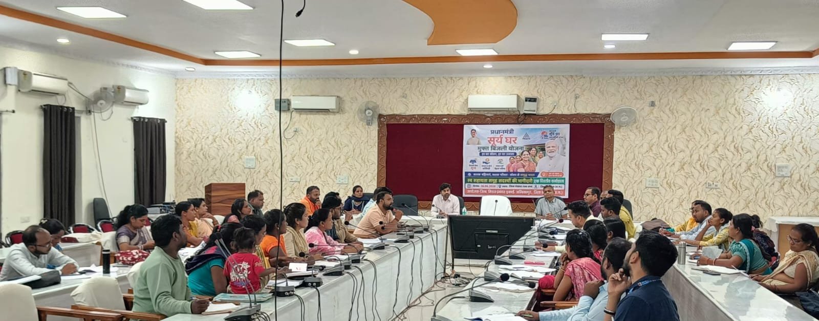 पीएम सूर्यघर मुफ्त बिजली योजना से सोलर दीदियों को मिलेगा रोजगार, अधिक से अधिक परिवारों तक पहुंचेगा योजना का लाभ बिहान से जुड़ी महिलाओं को सोलर दीदी के रूप में दिया गया प्रशिक्षण