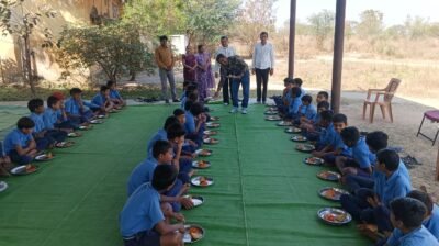 बच्चों के चेहरों पर मुस्कान, कर्मचारियों का जन्मदिन बना यादगार – “प्रोजेक्ट आओ बाँटें खुशियाँ” के तहत शासकीय कर्मचारी बच्चों संग साझा कर रहे हैं खुशियाँ