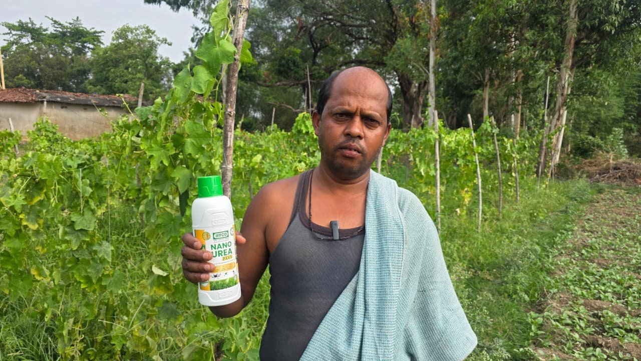 नैनो उर्वरक के उपयोग से ग्राम सरई टिकरा के किसान की कम लागत में लहलहा रहीं फसलें दानेदार यूरिया का बेहतरीन विकल्प बना ’नैनो उर्वरक’, सुरक्षित हो रही मिट्टी और बच रहा परिवहन खर्च