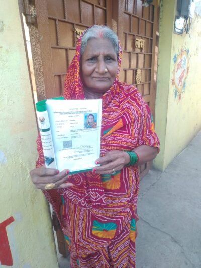 मुख्यमंत्री हेल्पलाइन 1076: एक कॉल, समाधान तत्काल कमला मिश्रा का नहीं बना था राशन कार्ड, 06 घण्टे में ही बना कार्ड पुत्र आनंद मिश्रा ने दिया मुख्यमंत्री को धन्यवाद