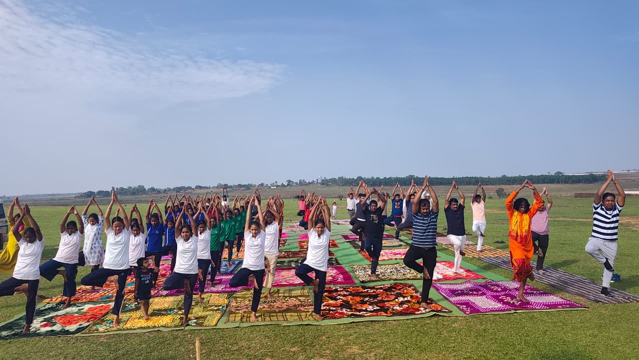पर्यटन स्थल मैनपाट में अंतर्राष्ट्रीय योग दिवस पर हुआ सामूहिक योगाभ्यास,120 से अधिक लोगों ने दिया स्वस्थ जीवन का संदेश