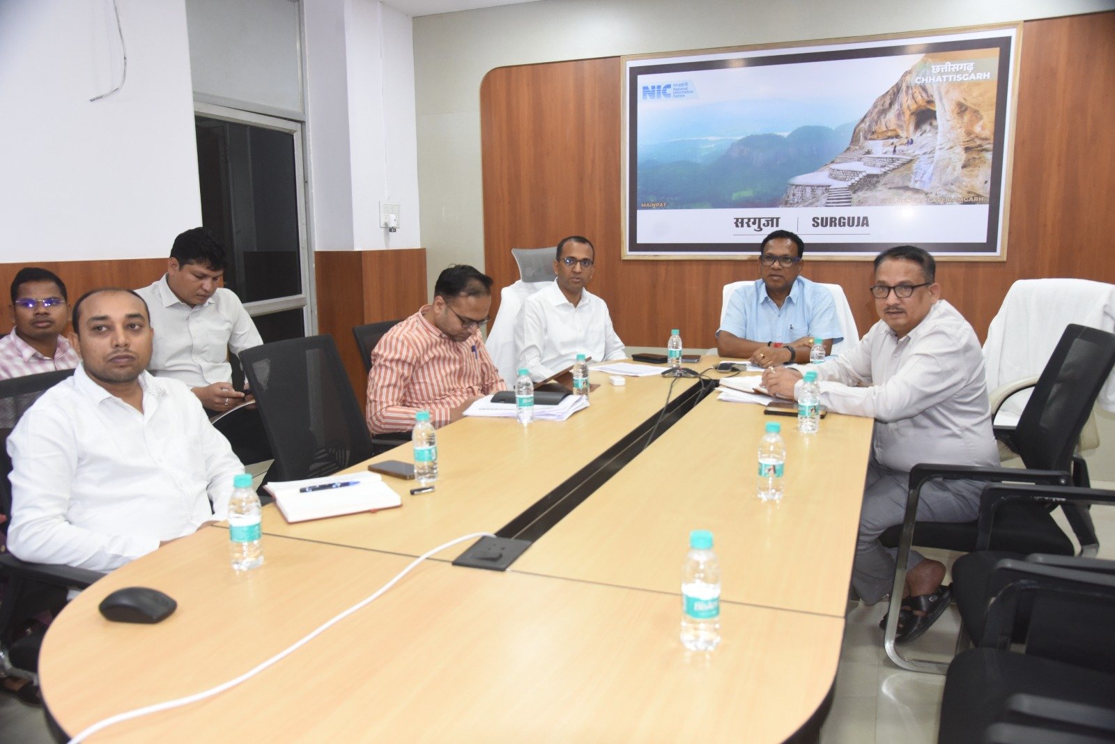 सरगुजा संभागायुक्त ने विडियो कॉन्फ्रेंसिंग के माध्यम से सुशासन तिहार अंतर्गत प्राप्त आवेदनों के निराकरण की स्थिति पर ली समीक्षा बैठक प्राप्त शिकायतों एवं मांगो का समयबद्ध गुणवत्तापूर्ण निराकरण सुनिश्चित करें- सम्भागायुक्त  नरेन्द्र कुमार दुग्गा