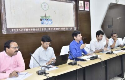 सर्पदंश एवं मौसमी बीमारियों से बचाव के लिए अस्पतालों में दवाइयों की उपलब्धता करें सुनिश्चित- कलेक्टर आकाश छिकारा समय-सीमा की बैठक में कलेक्टर ने दिए आवश्यक निर्देश स्कूलों की साफ-सफाई, खाद-बीज उपलब्धता, स्वास्थ्य सेवाओं और लंबित प्रकरणों की हुई समीक्षा जगदलपुर, 14 जुलाई 2026/ कलेक्टर श्री आकाश छिकारा ने कहा कि बारिश के मौसम में सर्पदंश एवं मौसमी बीमारियों से बचाव के लिए सभी स्वास्थ्य संस्थानों में पर्याप्त मात्रा में जीवन रक्षक दवाइयों की उपलब्धता सुनिश्चित करें। इसके अलावा उन्होंने नक्सल पुनर्वसित परिवारों को प्रधानमंत्री आवास योजना सहित शासन की सभी पात्रता आधारित योजनाओं का लाभ प्राथमिकता से उपलब्ध कराने पर चर्चा की। कलेक्टर श्री आकाश की अध्यक्षता में जिला कार्यालय के प्रेरणा सभाकक्ष में आयोजित साप्ताहिक समय-सीमा की बैठक में विभिन्न विभागों की योजनाओं एवं विकास कार्यों की विस्तृत समीक्षा की गई। कलेक्टर ने शिक्षा विभाग के अधिकारियों को सभी स्कूल परिसरों में नियमित साफ-सफाई सुनिश्चित करने, नवोदय विद्यालय प्रवेश परीक्षा के लिए होनहार विद्यार्थियों की पहचान कर आवेदन भरवाने तथा बेहतर तैयारी कराने के निर्देश दिए, ताकि जिले से अधिकाधिक विद्यार्थियों का चयन हो सके। बैठक में टैलेंट तिहार कार्यक्रम, बोलेगा बचपन गतिविधि, अपार आईडी, यू-डाइस, एमबीयू, पीएम श्री विद्यालयों के निर्माण कार्य, बाल वाटिका संचालन तथा पीएम पोषण योजना की प्रगति की भी समीक्षा की गई। कृषि विभाग की समीक्षा के दौरान खाद-बीज के भंडारण एवं वितरण की स्थिति का जायजा लिया गया। उन्होंने अलनिनो के प्रभाव से कम वर्षा की संभावना को देखते हुए किसानों को सूखे की स्थिति हेतु आवश्यक तैयारियां रखने के निर्देश दिए । इसके अलावा निजी खाद विक्रेताओं के यहां निर्धारित दर सूची का अनिवार्य रूप से प्रदर्शन कराने एवं नियमित निरीक्षण करने को भी कहा गया। बैठक में एग्रीस्टैक पंजीयन, खसरावार पंजीकरण एवं ऑनलाइन प्रविष्टियों की प्रगति की समीक्षा करते हुए कार्य में तेजी लाने के निर्देश दिए गए। बैठक में कलेक्टर ने भूमि की आवश्यकता वाले प्रकरणों पर चर्चा करते हुए संबंधित एसडीएम द्वारा किए गए क्षेत्रीय निरीक्षण का संज्ञान लिया गया तथा आवश्यक कार्रवाई के निर्देश दिए गए। साथ ही मुख्यमंत्री स्वस्थ बस्तर अभियान के तहत संचालित गतिविधियों की समीक्षा करते हुए नियमित मॉनिटरिंग पर जोर दिया गया। कलेक्टर ने बस्तर मुन्ने अभियान के अंतर्गत आधार, जनधन खाता, आयुष्मान भारत, जननी सुरक्षा योजना, प्रधानमंत्री मातृ वंदना योजना, आंगनबाड़ी एवं शिक्षा, शून्य से पांच वर्ष तक के बच्चों का मिशन इंद्रधनुष के तहत टीकाकरण, श्रमिक कार्ड, मनरेगा, वनाधिकार पट्टा, किसान सम्मान निधि, किसान क्रेडिट कार्ड, मृदा स्वास्थ्य कार्ड, राशन कार्ड, प्रधानमंत्री कौशल विकास योजना, जल जीवन मिशन, मृत्यु प्रमाण पत्र, ग्रामीण आजीविका मिशन तथा आय प्रमाण पत्र सहित विभिन्न सेवाओं की प्रगति की समीक्षा की गई। कलेक्टर ने जिले के संचालित कोचिंग संस्थानों की जांच कर सुरक्षा संबंधी व्यवस्थाओं पर विस्तृत प्रतिवेदन प्रस्तुत करने के निर्देश दिए। इसके साथ ही सेवा डेरा की व्यवस्थाओं, मुख्यमंत्री हेल्पलाइन के विभागवार लंबित प्रकरणों तथा सुशासन तिहार के लंबित आवेदनों की भी समीक्षा करते हुए शीघ्र निराकरण सुनिश्चित करने के निर्देश दिए।बैठक में एफसीआई गोदामों में संग्रहित चावल की गुणवत्ता की नियमित जांच कराने तथा जनकल्याणकारी योजनाओं का लाभ समयबद्ध रूप से पात्र हितग्राहियों तक पहुंचाने के निर्देश भी दिए गए। इस दौरान जिला पंचायत सीईओ श्री तन्मय खन्ना, अपर कलेक्टर श्री सीपी बघेल, नगर निगम आयुक्त श्री प्रवीण वर्मा, सहायक कलेक्टर श्री यशवंत सहित अन्य जिला स्तरीय अधिकारी उपस्थित थे ।