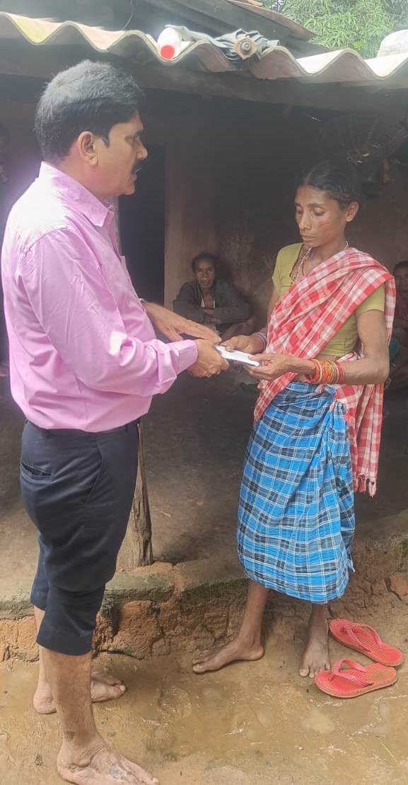 प्रशासन बना संकट की घड़ी का सहारा   आपदा में पति को खोने वाली चैती को मिली सहायता, चार लाख रुपये की राहत राशि से मिला संबल