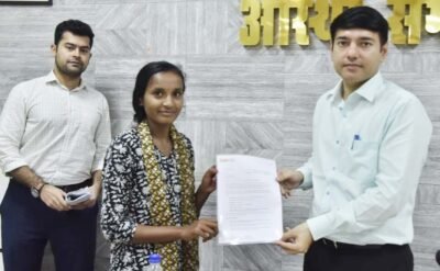 बस्तर की बेटियाँ उड़ेंगी सफलता की नई उड़ान   बेंगलुरु की फॉक्सकॉन कंपनी में 12 युवतियों का चयन कलेक्टर ने सौंपे नियुक्ति पत्र