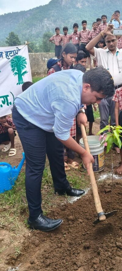 शाला प्रवेश उत्सव में शामिल हुए कलेक्टर, किया पौधारोपण  कोरबा, 10 जुलाई 2026/