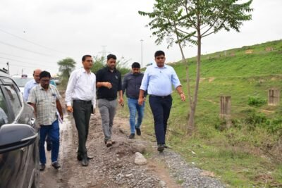 निर्माणाधीन सड़कों का कलेक्टर ने किया स्थल निरीक्षण हर 15 दिन में मरम्मत कर सुगम आवागमन सुनिश्चित करने के निर्देश ध्यानचंद चौक से बजरंग चौक एवं रिसदा से रिसदी चौक तक निर्माण कार्य की गुणवत्ता और गति पर दिया जोर