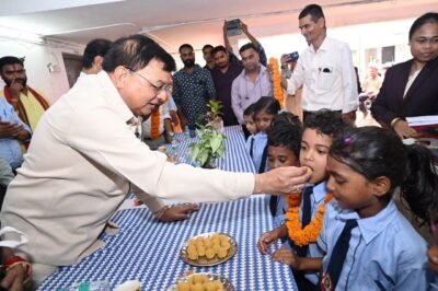 शाला प्रवेशोत्सव में उद्योग मंत्री  लखनलाल देवांगन ने किया विद्यार्थियों का आत्मीय स्वागत पुस्तक एवं साइकिल वितरित कर कहा – मन लगाकर पढ़ें, अपने माता-पिता, विद्यालय और जिले का नाम करें रोशन