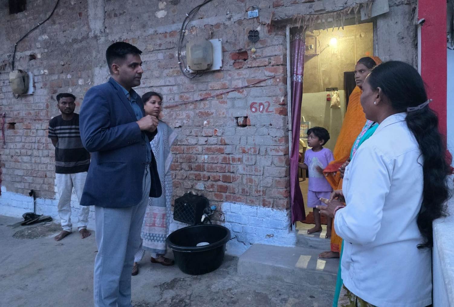 कलेक्टर ने उच्च जोखिम वाली गर्भवती माताओं के घर पहुंचकर जाना हालचाल