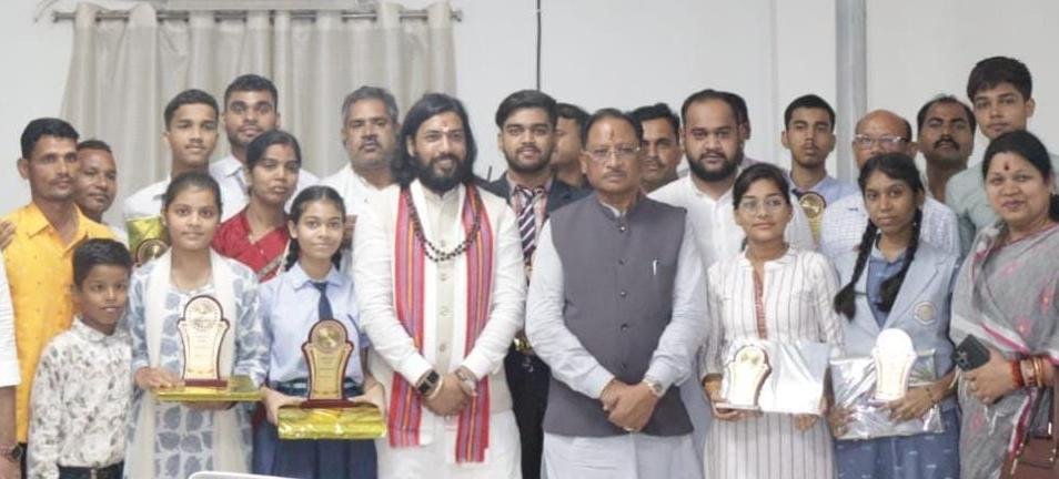 मुख्यमंत्री विष्णुदेव साय ने मेधावी विद्यार्थियों का किया सम्मान