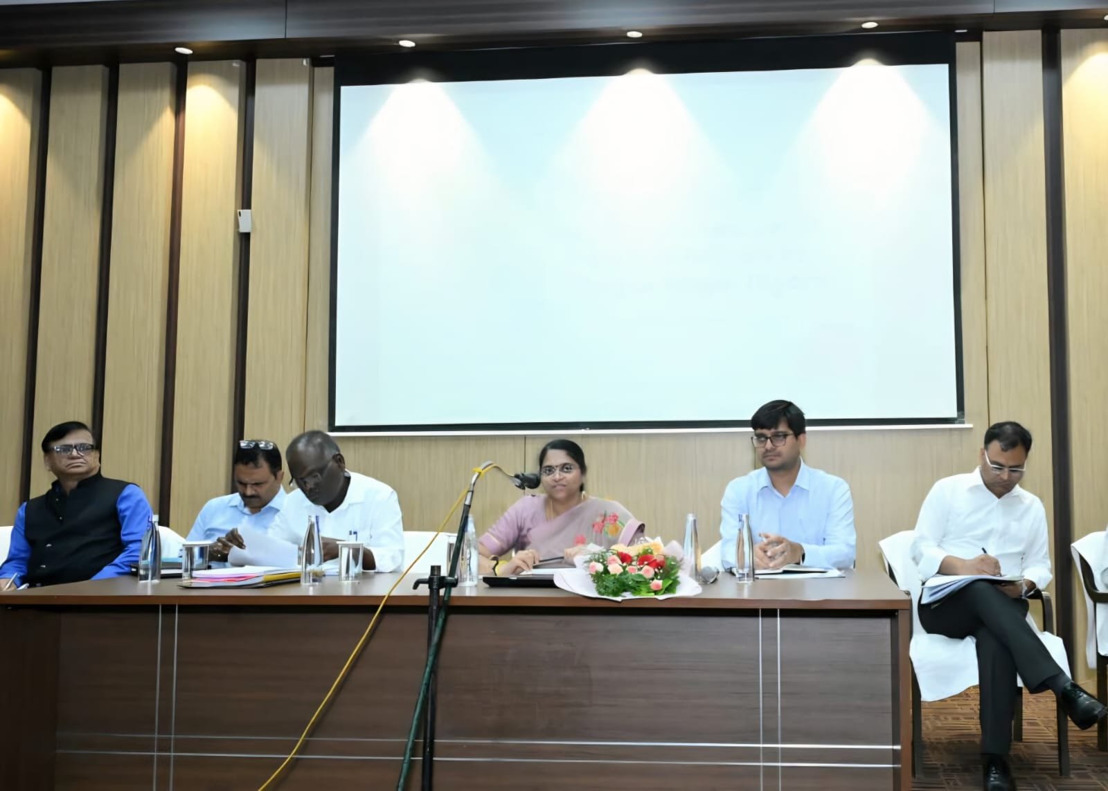 निर्माण कार्यों का हर 15 दिनों में करें निरीक्षण, नागरिक सुविधाओं के काम में न हो लापरवाही : शंगीता आर.