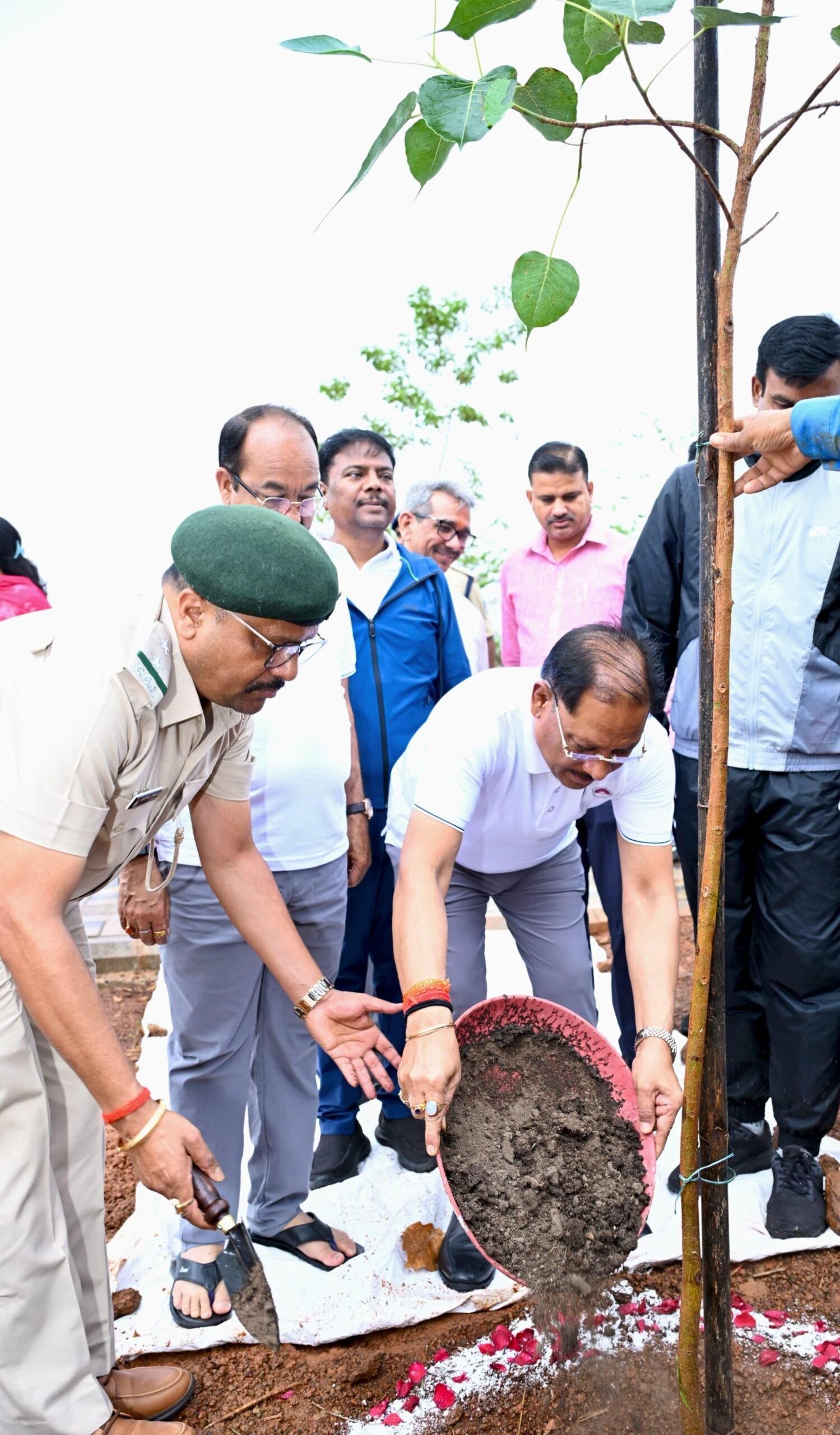 मुख्यमंत्री विष्णु देव साय ने ‘एक पेड़ माँ के नाम’ अभियान के तहत किया पौधारोपण