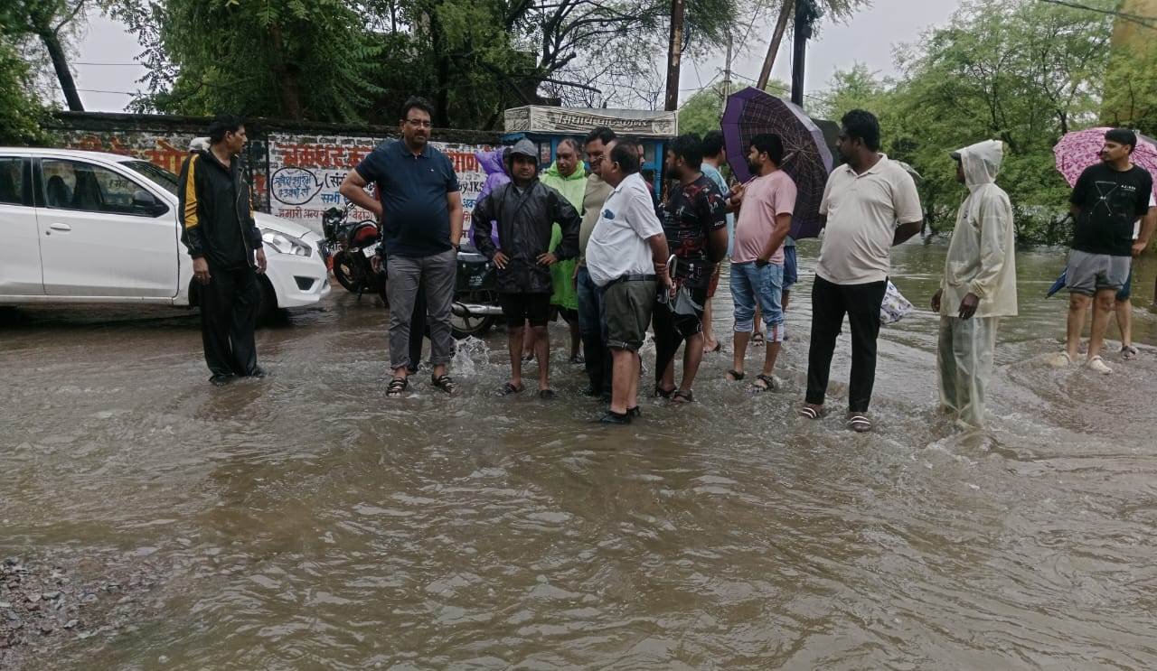 कलेक्टर ने बाढ़ एवं जलभराव वाले क्षेत्रों की सतत निगरानी के दिए निर्देश