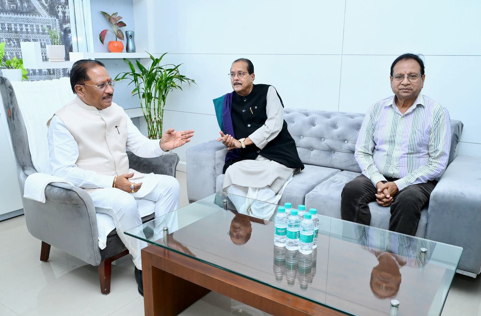 मुख्यमंत्री  विष्णु देव साय से झारखंड के वित्त मंत्री  राधाकृष्ण किशोर से की सौजन्य भेंट