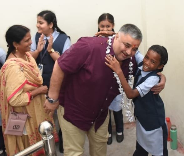 बेटियों के सपनों को मिली नई उड़ान, शाला प्रवेश उत्सव में शामिल हुए पर्यटन एवं संस्कृति मंत्री राजेश अग्रवाल
