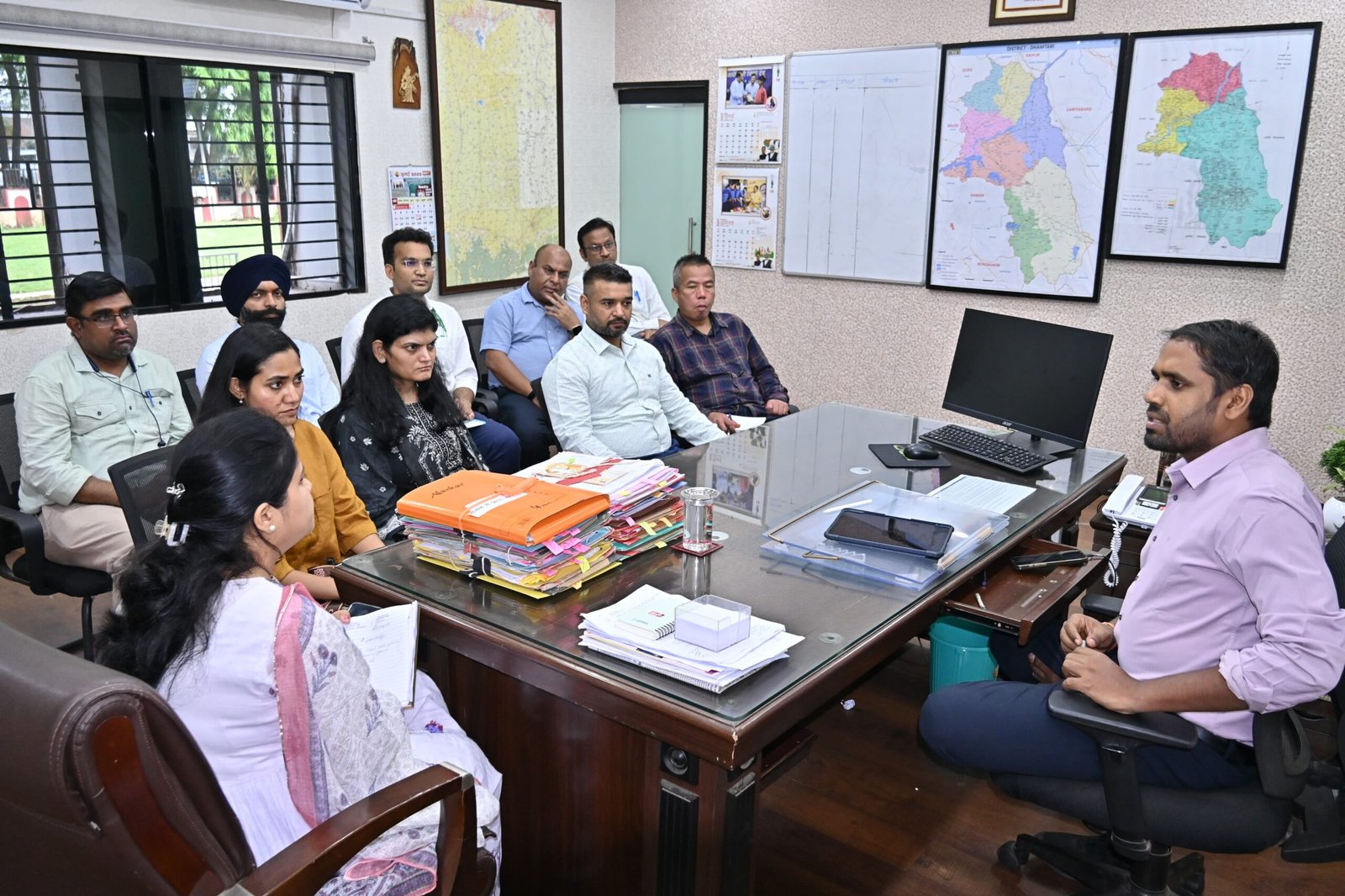 नई दिल्ली से आए आईएएस अधिकारियों ने जाना धमतरी का विकास मॉडल, कलेक्ट्रेट परिसर में किया पौधारोपण