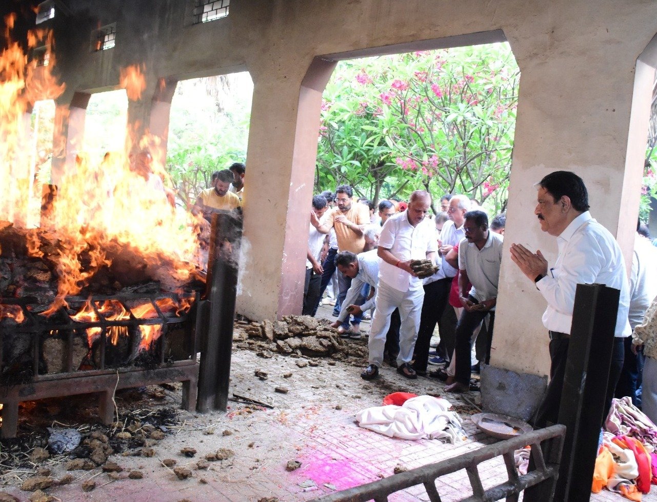 छत्तीसगढ़ राज्य नीति आयोग के उपाध्यक्ष गणेश शंकर मिश्रा ने वरिष्ठ पत्रकार स्वर्गीय राजेन्द्र व्यास को दी श्रद्धांजलि