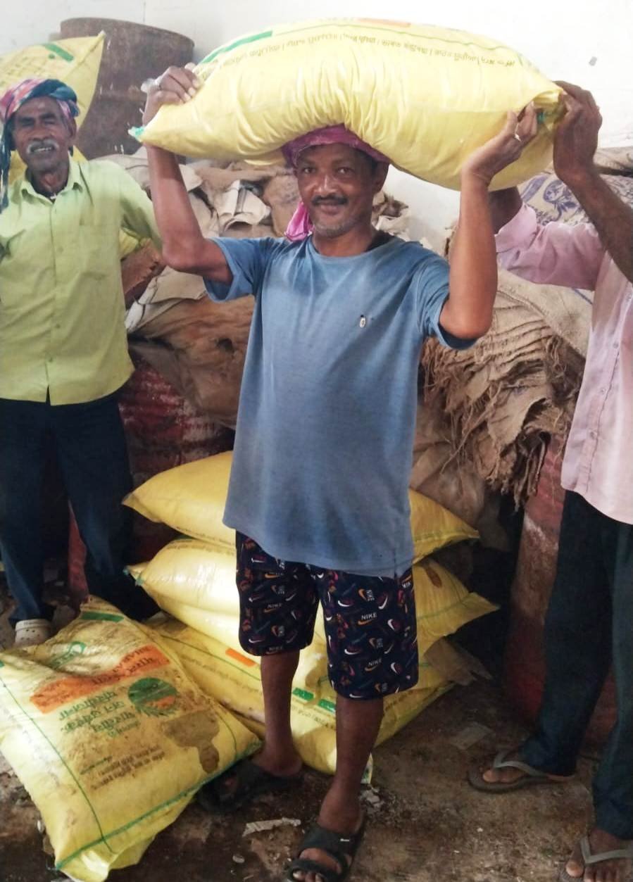 समय पर खाद मिलने से किसान गेंद लाल की बढ़ी उम्मीदें सहकारी समिति की सुचारू व्यवस्था से खेती की तैयारियां हुईं आसान