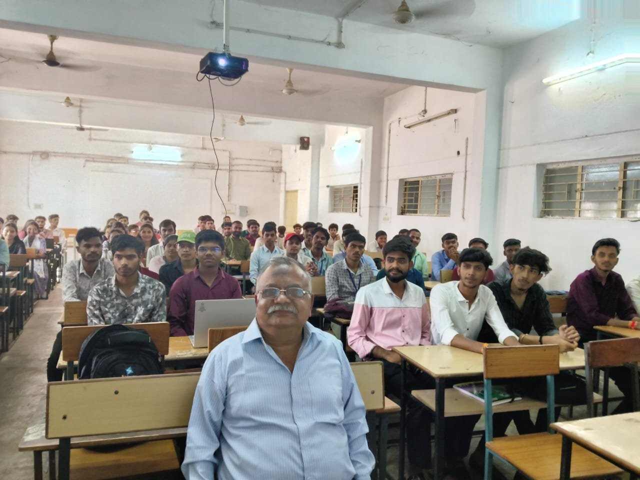 धमतरी में ‘AI अपस्किलिंग’ पर कार्यशाला आयोजित, युवाओं ने सीखे वीडियो जनरेशन और वेबसाइट डेवलपमेंट के गुर