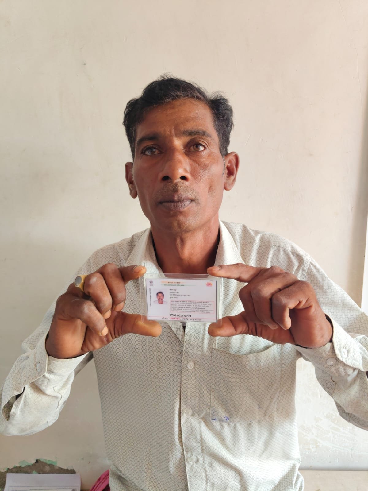 वर्षों का इंतजार खत्म: सीएम हेल्पलाइन से मिली पहचान, जिला प्रशासन की पहल से बना राम साहू का आधार कार्ड