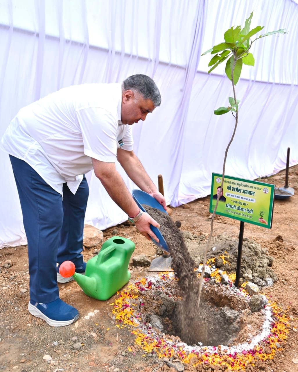 “एक पेड़ माँ के नाम” अभियान के तहत मंत्री राजेश अग्रवाल ने नवीन विधानसभा परिसर में लगाया पौधा