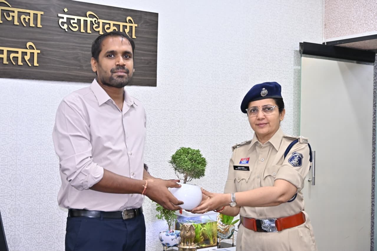 नव पदस्थ पुलिस अधीक्षक (आईपीएस) भावना पांडेय ने कलेक्टर से की सौजन्य भेंट