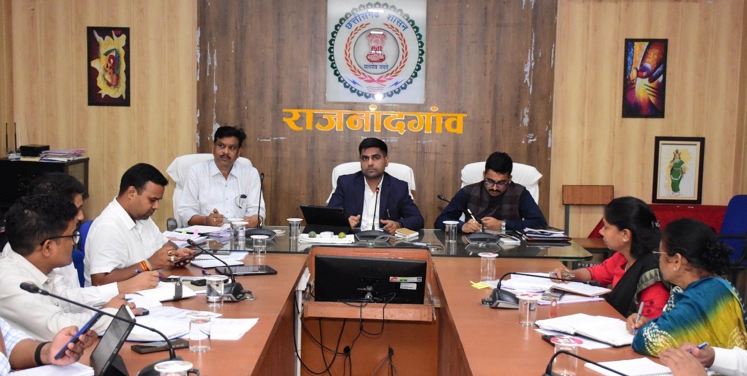 कलेक्टर ने साप्ताहिक समय-सीमा बैठक में विभागीय कार्यों की समीक्षा की